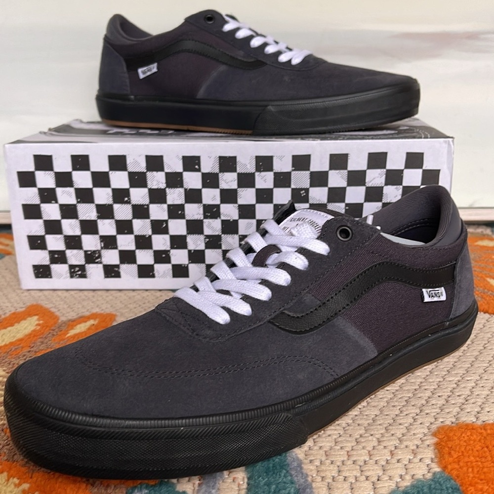 Vans Men’s Gilbert Crockett Dark Navy
VN0ASIFDNV
Sneakers - Picture 1 of 16